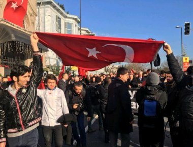 Πορεία έξω από Reina με τουρκικές σημαίες και λουλούδια - «Πρέπει να νικήσουμε τη φρίκη της τρομοκρατίας» (φωτό)